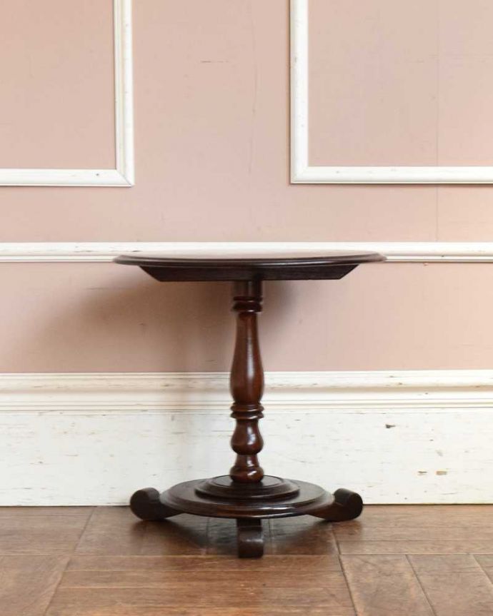アンティークのテーブル　アンティーク家具　一本脚がお洒落なアンティークの英国コーヒーテーブル。横から見てもステキなんです横から見るとこんな感じ。(q-1231-f)