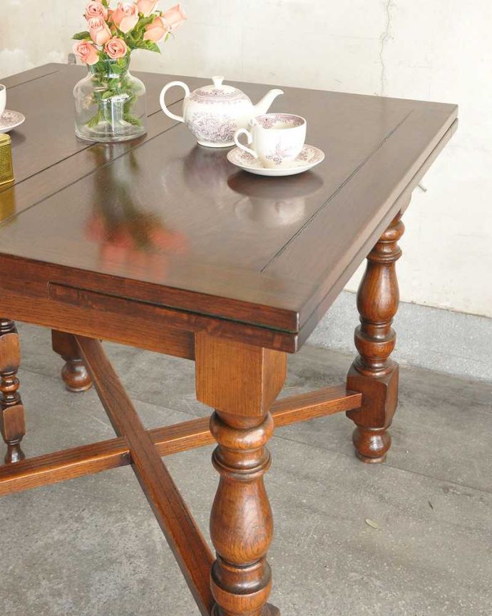 アンティークのテーブル　アンティーク家具　美しい英国のアンティーク家具、３ＷＡＹでサイズが変えられるドローリーフテーブル（伸張式テーブル）。やっぱり目立っちゃう女性らしいツイスト脚ツイスト脚のテーブルはアンティークのデザインの定番中の定番。(q-1232-f)