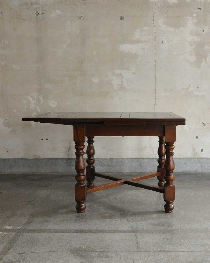 アンティークのテーブル　アンティーク家具　美しい英国のアンティーク家具、３ＷＡＹでサイズが変えられるドローリーフテーブル（伸張式テーブル）。片方だけ開いてもOK片方のリーフだけを開くとこんな感じ。(q-1232-f)