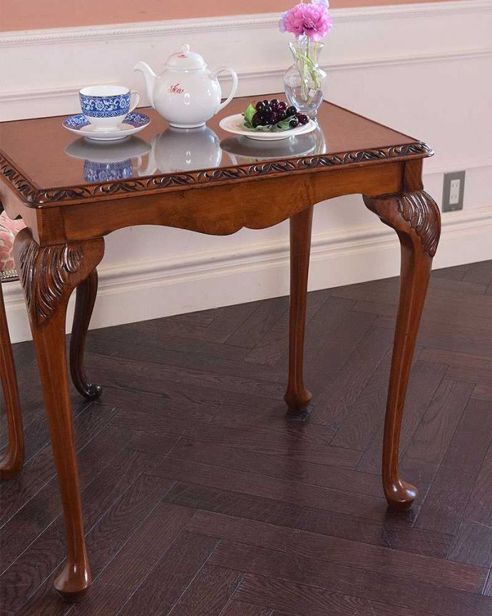 アンティークのテーブル　アンティーク家具　色んな場所で気軽に使える本格アンティーク家具、英国の美しいオケージョナルテーブル。上品で優雅なアンティーク凛とした雰囲気が漂うアンティークらしい立ち姿のテーブル。(q-1234-f)