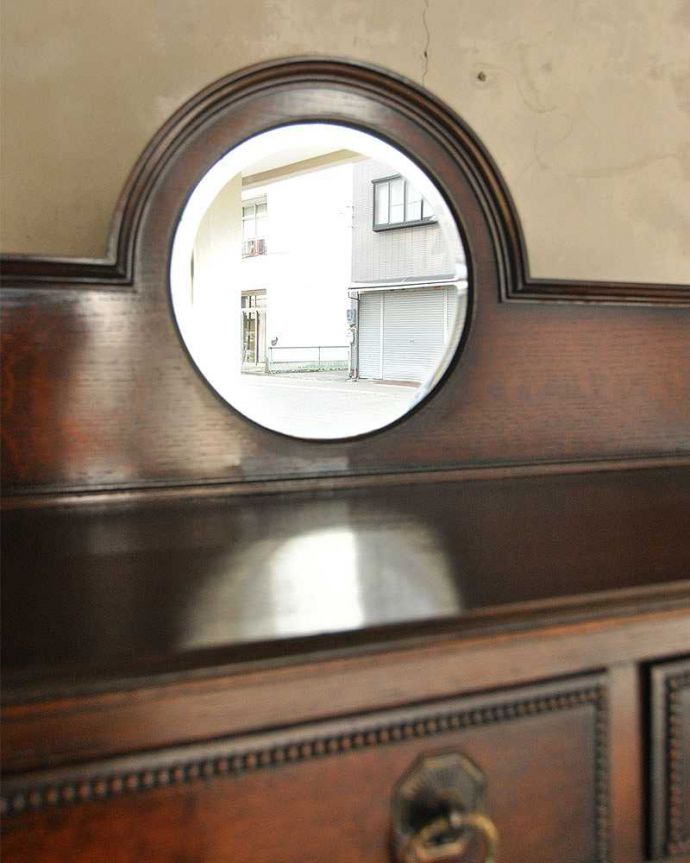 サイドボード　アンティーク家具　格式高い英国伝統のアンティーク家具、鏡がついたミラーバックサイドボード。美しいアンティークのミラーアンティークのミラーはカッティングがキレイ！新しい鏡に交換することも出来るので、ご希望の方はお知らせ下さい。(q-1235-f)