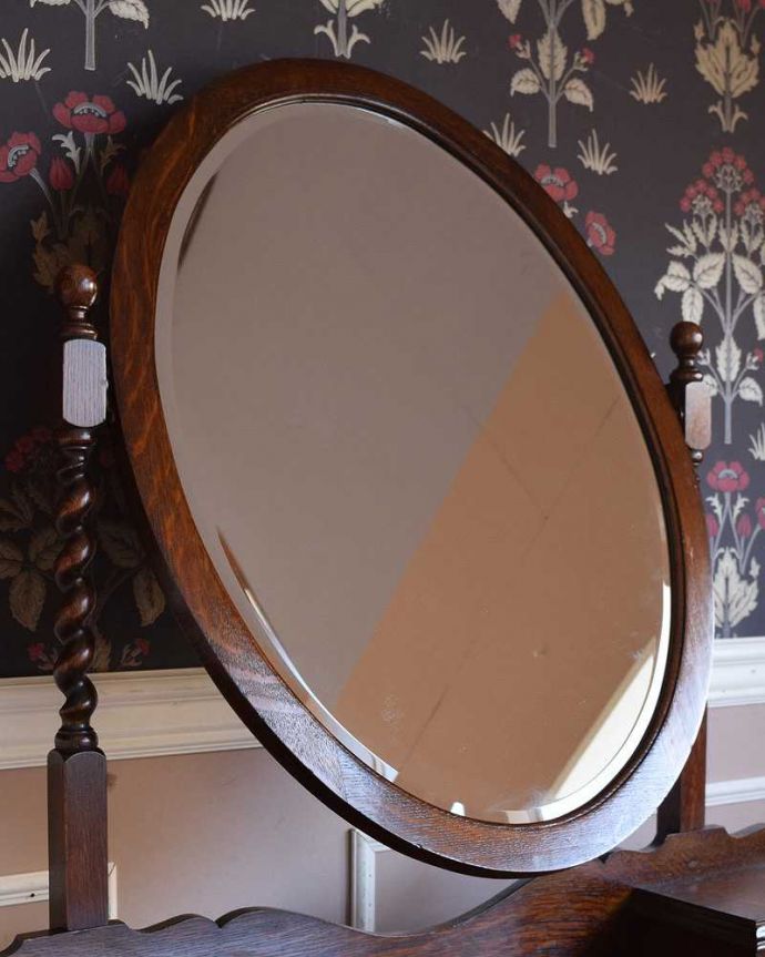 アンティークのドレッサー　アンティーク家具　アンティーク英国輸入家具、楕円形のミラーが美しいドレッシングチェスト（鏡台）。美しく映し出してくれる鏡大きな鏡はお部屋を広く見せる効果も。(q-1236-f)