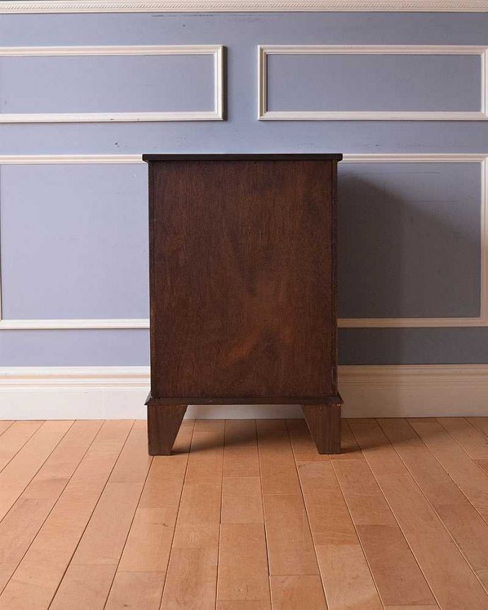 アンティークのチェスト　アンティーク家具　ウォルナット材の艶やかな木目が魅力のアンティーク家具、英国から届いたチェスト。後ろ姿も見て下さい。(q-1237-f)