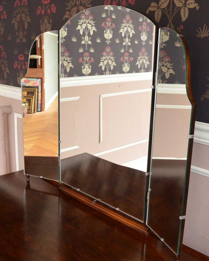 アンティークのドレッサー　アンティーク家具　三面鏡の大きなミラーでお部屋も広く明るく、英国から届いたアンティークドレッシングテーブル(デスク)。美しいアンティークのミラー大きな鏡はお部屋を広く見せる効果大。(q-1240-f)