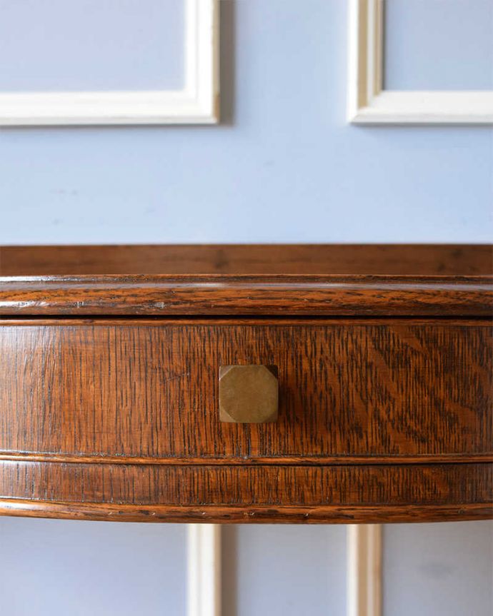 アンティークのテーブル　アンティーク家具　英国輸入のアンティーク家具、オーク材を使った引き出し付きコンソールテーブル。アンティークらしい可愛い取っ手。(q-1242-f)