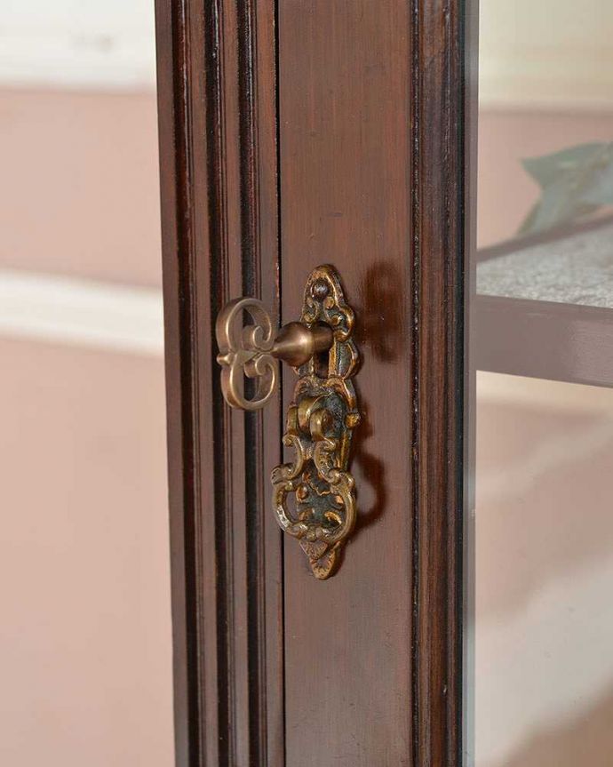 アンティークのキャビネット　アンティーク家具　華奢な脚が美しいマホガニーの英国アンティーク家具、クラシックなガラスキャビネット。開ける度にワクワク扉はカギを使って開けて下さい。(q-1245-f)