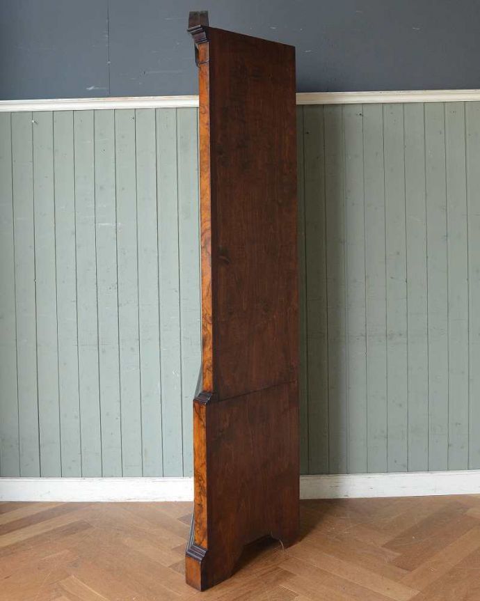 アンティークのキャビネット　アンティーク家具　ウォルナット材の木目が美しい英国のアンティーク家具、コーナーキャビネット。横から見ると、こんな感じ壁にピタッと収まる部分は三角形になっています。(q-1247-f)