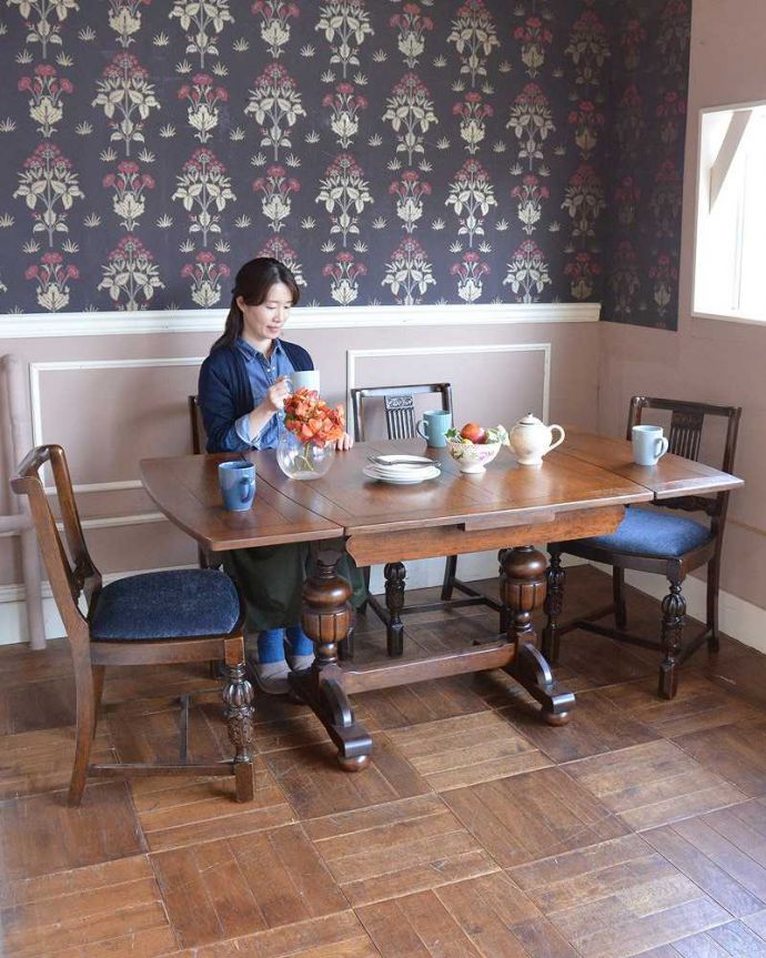 アンティークのテーブル　アンティーク家具　英国のアンティーク家具、バルボスレッグが素敵なドローリーフテーブル（ダイニングテーブル）。3通りの大きさで使える便利なテーブルドローリーフと言う天板を引っ張り出せばあっという間に大きく使えるドローリーフテーブル。(q-1250-f)