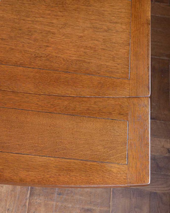 アンティークのテーブル　アンティーク家具　英国のアンティーク家具、バルボスレッグが素敵なドローリーフテーブル（ダイニングテーブル）。近づいて見てみると、天板はこんな感じです。(q-1250-f)
