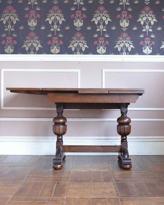 アンティークのテーブル　アンティーク家具　英国のアンティーク家具、バルボスレッグが素敵なドローリーフテーブル（ダイニングテーブル）。片方だけ開いてもOK片方のリーフだけを開くとこんな感じ。(q-1250-f)
