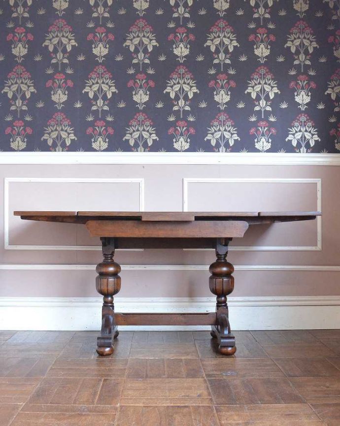 アンティークのテーブル　アンティーク家具　英国のアンティーク家具、バルボスレッグが素敵なドローリーフテーブル（ダイニングテーブル）。両方開くと大きなサイズ！家族が増えた時やみんなが集まった時、両方のリーフを開けば大きなサイズに。(q-1250-f)