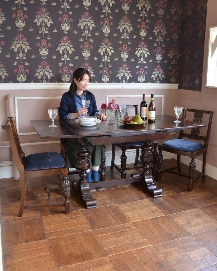 アンティークのテーブル　アンティーク家具　イギリスのアンティーク家具、便利な伸張式タイプのドローリーフテーブル。3通りの大きさで使える便利なテーブルドローリーフと言う天板を引っ張り出せばあっという間に大きく使えるドローリーフテーブル。(q-1251-f)