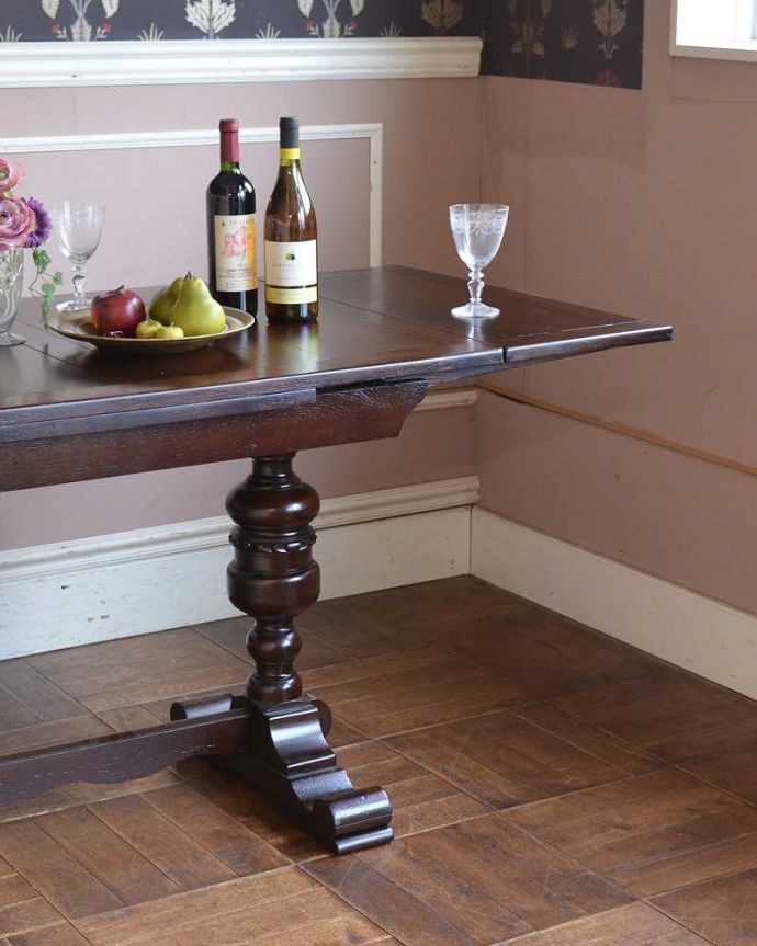 アンティークのテーブル　アンティーク家具　イギリスのアンティーク家具、便利な伸張式タイプのドローリーフテーブル。やっぱり目が行く重厚なデザインの脚バルボスレッグやパイナップルレッグと呼ばれる重厚な彫りの美しい脚が一番の特長。(q-1251-f)