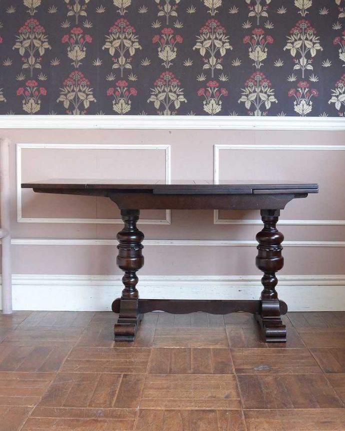 アンティークのテーブル　アンティーク家具　イギリスのアンティーク家具、便利な伸張式タイプのドローリーフテーブル。片方だけ開いてもOK片方のリーフだけを開くとこんな感じ。(q-1251-f)