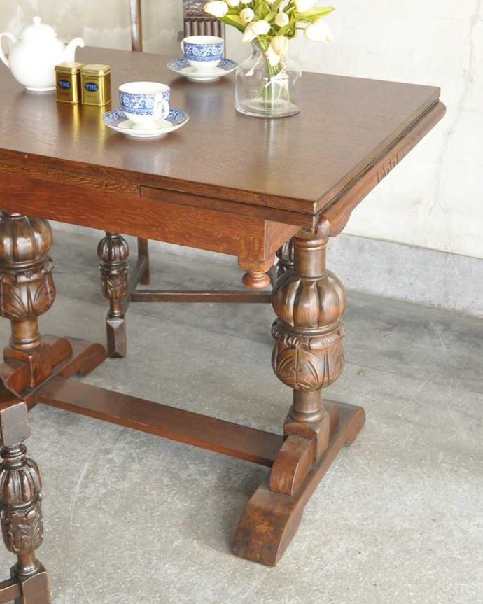 アンティークのテーブル　アンティーク家具　英国輸入のアンティーク家具、脚の装飾が美しいドローリーフテーブル（伸張式テーブル）。やっぱり目が行く重厚なデザインの脚バルボスレッグやパイナップルレッグと呼ばれる重厚な彫りの美しい脚が一番の特長。(q-1253-f)