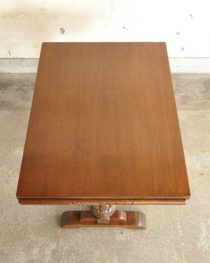 アンティークのテーブル　アンティーク家具　英国輸入のアンティーク家具、脚の装飾が美しいドローリーフテーブル（伸張式テーブル）。上から見るとこんな形リーフを開く前はこんな形です。(q-1253-f)