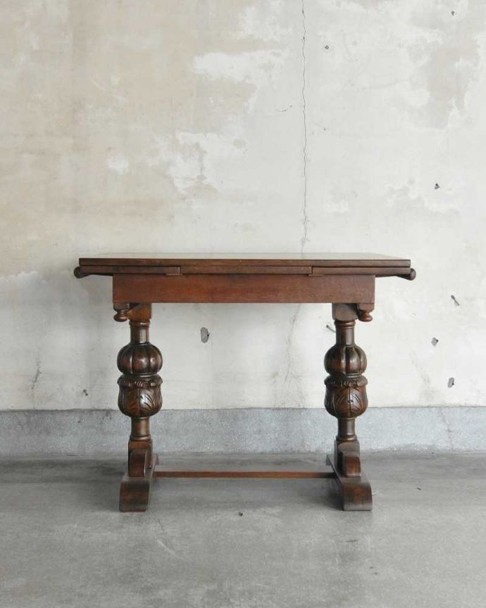 アンティークのテーブル　アンティーク家具　英国輸入のアンティーク家具、脚の装飾が美しいドローリーフテーブル（伸張式テーブル）。横から見るとこんな感じ真横から見てみるとこんな感じ。(q-1253-f)