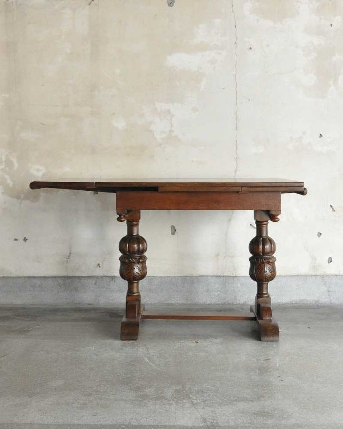 アンティークのテーブル　アンティーク家具　英国輸入のアンティーク家具、脚の装飾が美しいドローリーフテーブル（伸張式テーブル）。片方だけ開いてもOK片方のリーフだけを開くとこんな感じ。(q-1253-f)