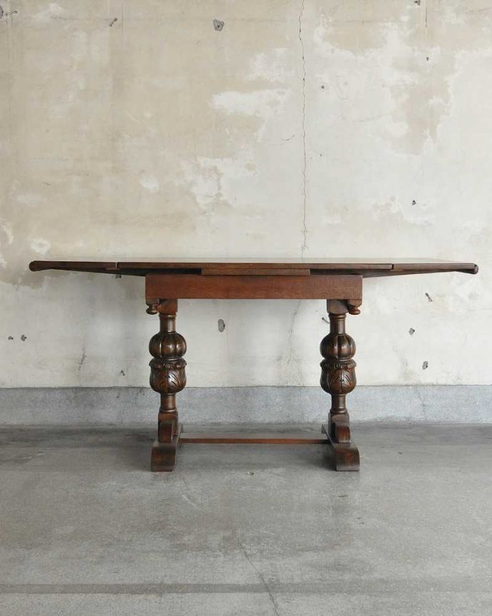 アンティークのテーブル　アンティーク家具　英国輸入のアンティーク家具、脚の装飾が美しいドローリーフテーブル（伸張式テーブル）。両方開くと大きなサイズ！家族が増えた時やみんなが集まった時、両方のリーフを開けば大きなサイズに。(q-1253-f)