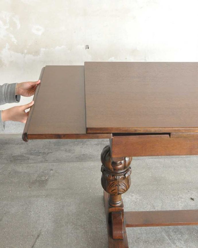 アンティークのテーブル　アンティーク家具　英国輸入のアンティーク家具、脚の装飾が美しいドローリーフテーブル（伸張式テーブル）。誰でもカンタン！引っ張るだけでOK。(q-1253-f)