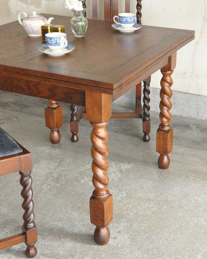アンティークのテーブル　アンティーク家具　重厚感たっぷりの英国伝統のアンティーク家具、伸張式のドローリーフテーブル。やっぱり目立っちゃう女性らしいツイスト脚ツイスト脚のテーブルはアンティークのデザインの定番中の定番。(q-1255-f)