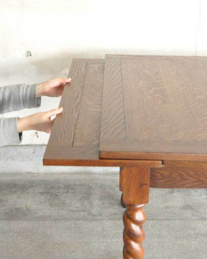 アンティークのテーブル　アンティーク家具　重厚感たっぷりの英国伝統のアンティーク家具、伸張式のドローリーフテーブル。誰でもカンタン！引っ張るだけでOK。(q-1255-f)