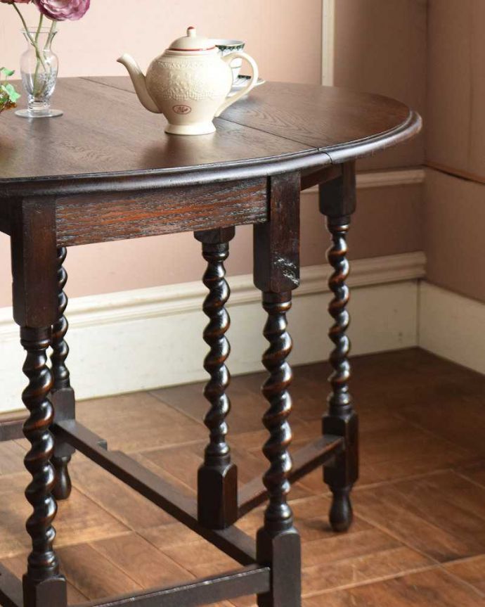 アンティークのテーブル　アンティーク家具　ツイスト脚の美しいアンティーク英国家具、オーバル型の伸張式ダイニングテーブル（ゲートレッグテーブル） 。自慢はやっぱりゲート（門）のような脚まるでゲート（門）が開くような脚の形から名前が付けられたゲートレッグテーブル。(q-1257-f)