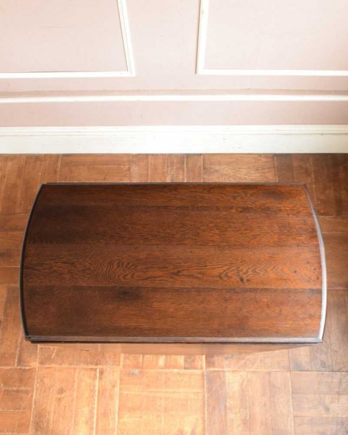 アンティークのテーブル　アンティーク家具　ツイスト脚の美しいアンティーク英国家具、オーバル型の伸張式ダイニングテーブル（ゲートレッグテーブル） 。上から見るとこんな形リーフを開く前はこんな形です。(q-1257-f)
