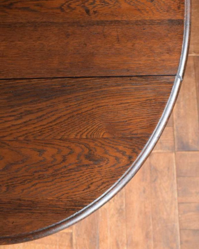 アンティークのテーブル　アンティーク家具　ツイスト脚の美しいアンティーク英国家具、オーバル型の伸張式ダイニングテーブル（ゲートレッグテーブル） 。近づいて見てみると･･･時間と手間暇を掛けて職人が丁寧にお直しした天板は、木目も美しいんです。(q-1257-f)