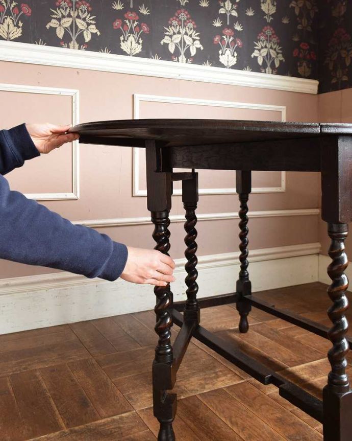 アンティークのテーブル　アンティーク家具　ツイスト脚の美しいアンティーク英国家具、オーバル型の伸張式ダイニングテーブル（ゲートレッグテーブル） 。脚を引き出すだけであっという間ゲートのような形をした脚のテーブル。(q-1257-f)