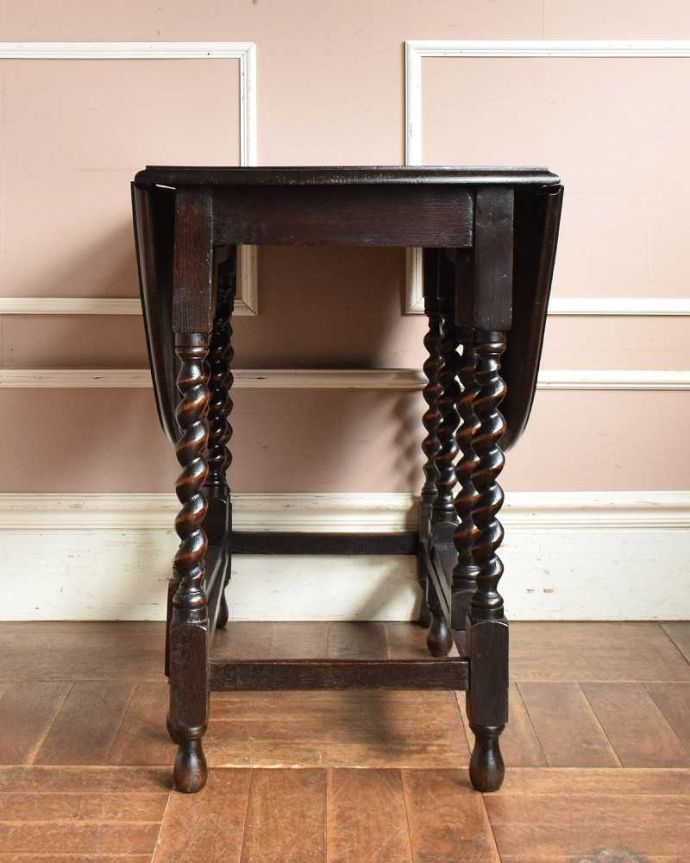 アンティークのテーブル　アンティーク家具　ツイスト脚の美しいアンティーク英国家具、オーバル型の伸張式ダイニングテーブル（ゲートレッグテーブル） 。意外にコンパクト昔、使わないとき壁にピタッと付けて収納出来るように作られたテーブル。(q-1257-f)