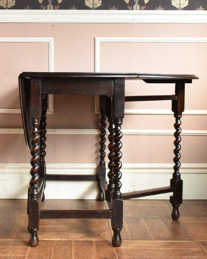 アンティークのテーブル　アンティーク家具　ツイスト脚の美しいアンティーク英国家具、オーバル型の伸張式ダイニングテーブル（ゲートレッグテーブル） 。片方開くと････片方のリーフを開くとこんな感じ。(q-1257-f)