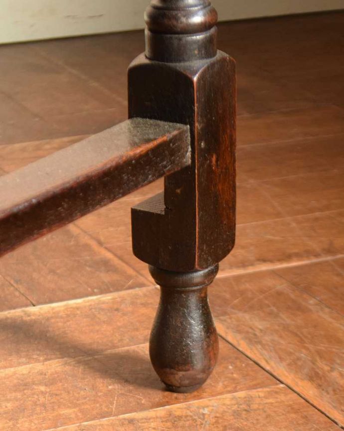 アンティークのテーブル　アンティーク家具　ツイスト脚の美しいアンティーク英国家具、オーバル型の伸張式ダイニングテーブル（ゲートレッグテーブル） 。持ち上げなくても移動できます！Handleのアンティークは、脚の裏にフェルトキーパーをお付けしていますので、持ち上げなくても床を滑らせて移動させることが出来ます。(q-1257-f)