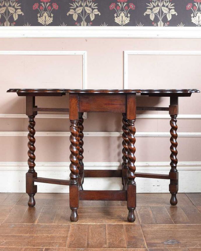 アンティークのテーブル　アンティーク家具　伸張式のアンティーク英国家具、天板の縁どりも美しいゲートレッグテーブル。両方開けば大きなサイズゲートレッグテーブルはゲートが開くように作られた脚のデザインも印象的。(q-1258-f)