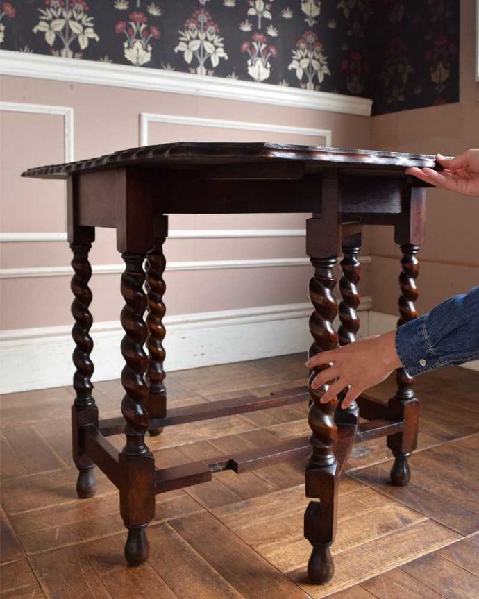 アンティークのテーブル　アンティーク家具　伸張式のアンティーク英国家具、天板の縁どりも美しいゲートレッグテーブル。脚を引き出すだけであっという間ゲートのような形をした脚のテーブル。(q-1258-f)