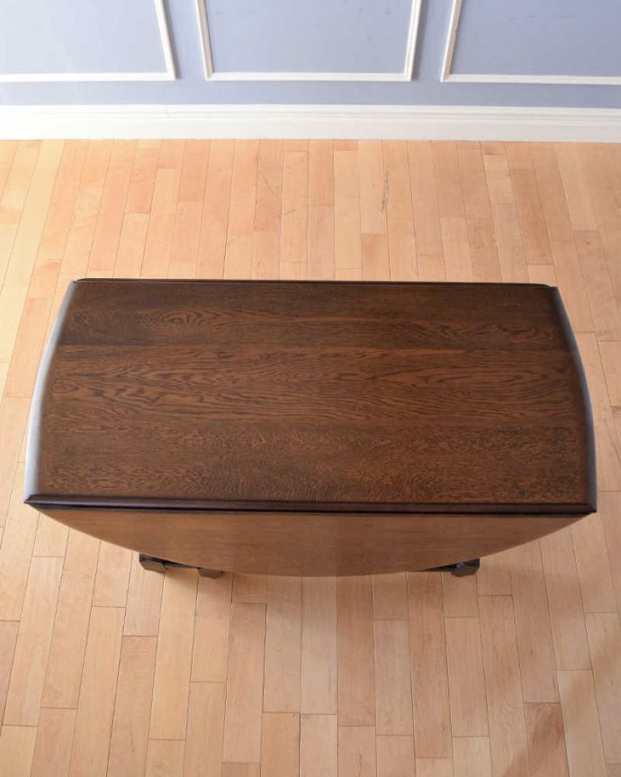 アンティークのテーブル　アンティーク家具　サイズを自由に変えられる便利なアンティーク家具、英国スタイルのゲートレッグテーブル。畳むとこんなにスリムなサイズリーフを閉じた状態のテーブルを上から見るとこんな感じ。(q-1259-f)