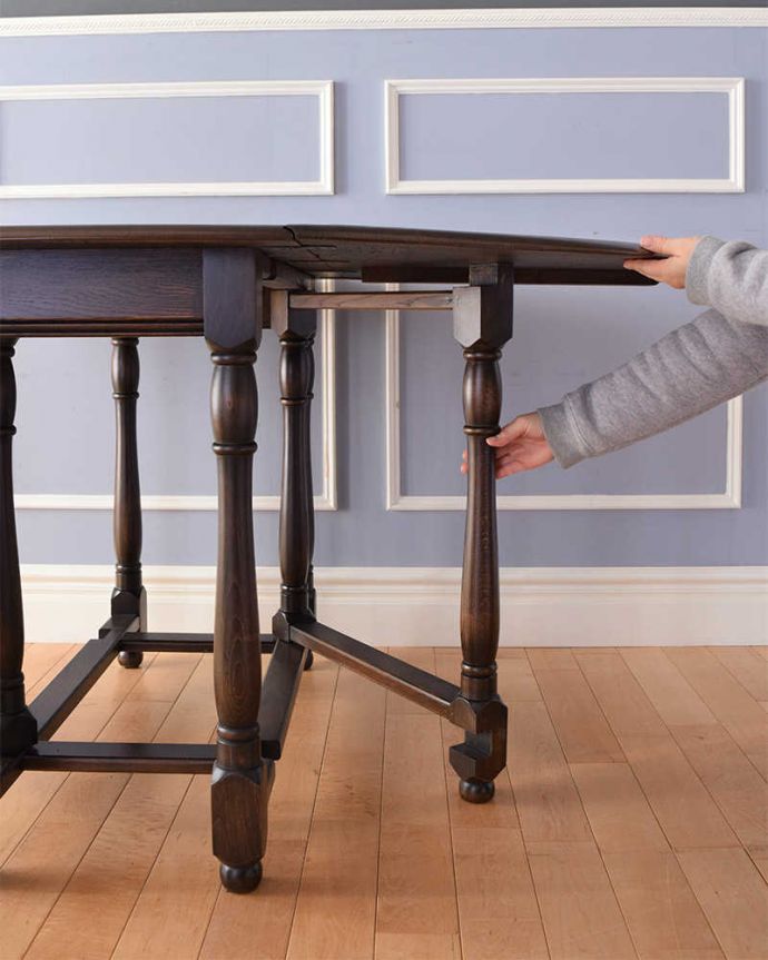 アンティークのテーブル　アンティーク家具　サイズを自由に変えられる便利なアンティーク家具、英国スタイルのゲートレッグテーブル。脚を引き出すだけであっという間ゲートのような形をした脚のテーブル。(q-1259-f)