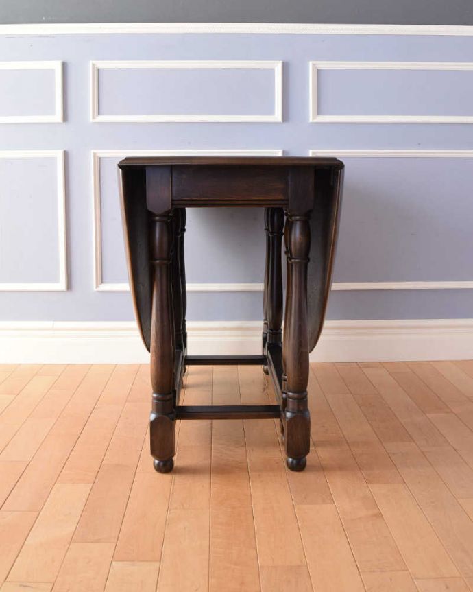 アンティークのテーブル　アンティーク家具　サイズを自由に変えられる便利なアンティーク家具、英国スタイルのゲートレッグテーブル。意外にコンパクト昔、使わないとき壁にピタッと付けて収納出来るように作られたテーブル。(q-1259-f)