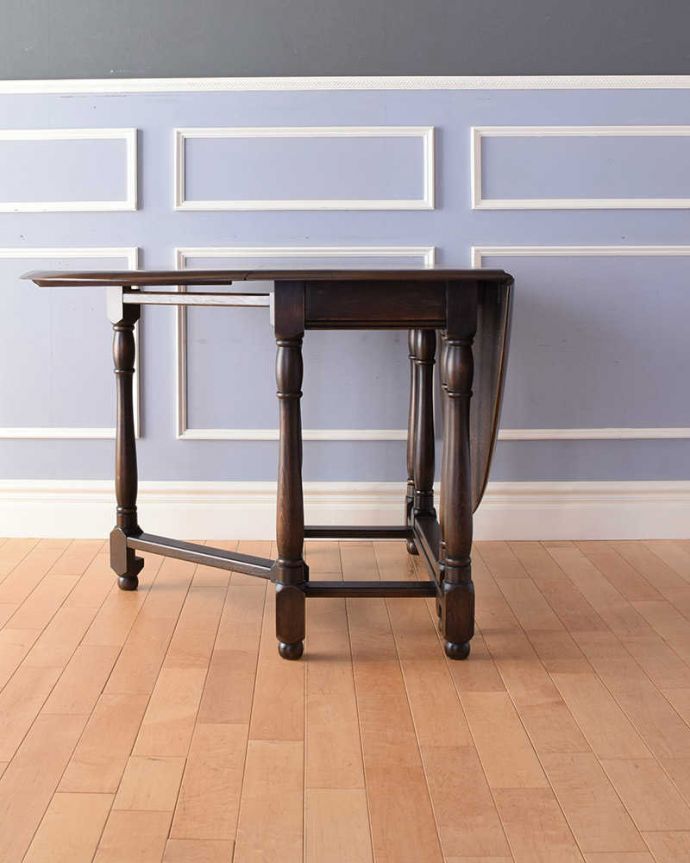 アンティークのテーブル　アンティーク家具　サイズを自由に変えられる便利なアンティーク家具、英国スタイルのゲートレッグテーブル。片方開くと････片方のリーフを開くとこんな感じ。(q-1259-f)