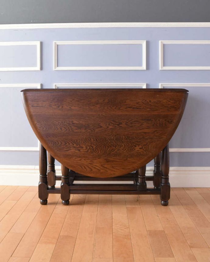 アンティークのテーブル　アンティーク家具　サイズを自由に変えられる便利なアンティーク家具、英国スタイルのゲートレッグテーブル。クルッと回転。(q-1259-f)