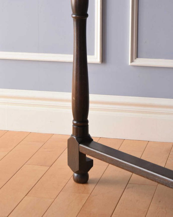アンティークのテーブル　アンティーク家具　サイズを自由に変えられる便利なアンティーク家具、英国スタイルのゲートレッグテーブル。持ち上げなくても移動できます！Handleのアンティークは、脚の裏にフェルトキーパーをお付けしていますので、持ち上げなくても床を滑らせて移動させることが出来ます。(q-1259-f)