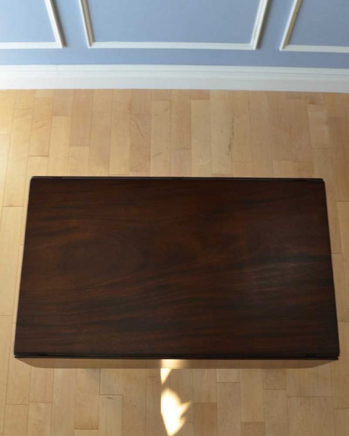 アンティークのテーブル　アンティーク家具　伸張式のアンティーク英国家具、ウォルナット材のシンプルなゲートレッグテーブル。畳むとこんなにスリムなサイズリーフを閉じた状態のテーブルを上から見るとこんな感じ。(q-1260-f)