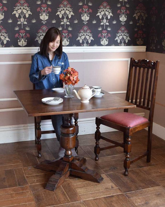 アンティークのテーブル　アンティーク家具　英国から届いたアンティーク家具、重厚な脚のダイニングテーブル。英国らしい重厚な雰囲気が漂う一本足のテーブルドッシリトした重厚な雰囲気のデザインは置くだけで周りの空気感を変えてしまう美しさ。(q-1262-f)