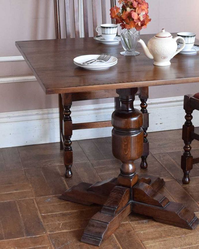 アンティークのテーブル　アンティーク家具　英国から届いたアンティーク家具、重厚な脚のダイニングテーブル。やっぱり目が行く重厚なデザインの脚バルボスレッグやパイナップルレッグと呼ばれる重厚な彫りの美しい脚が一番の特長。(q-1262-f)