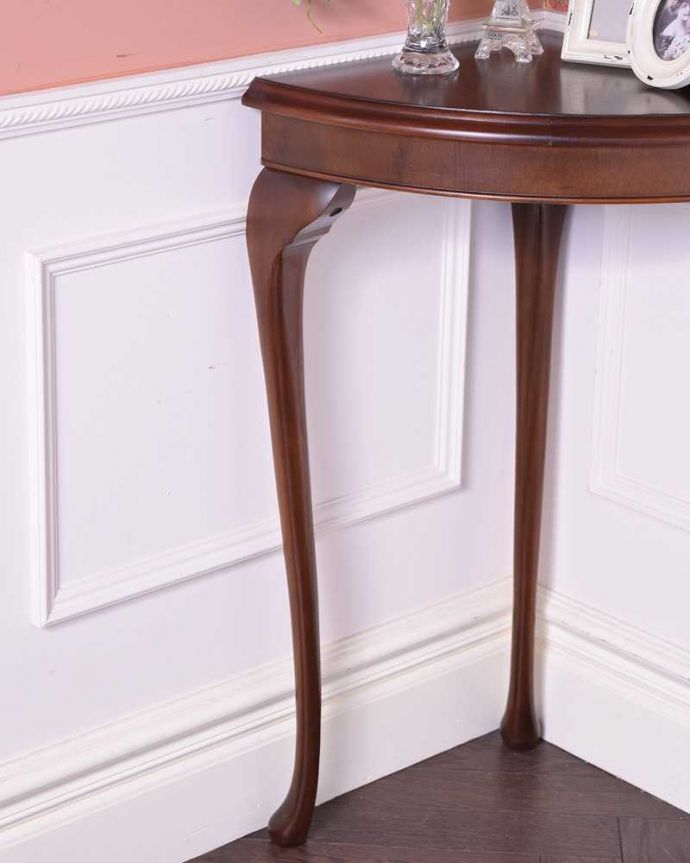 アンティークのテーブル　アンティーク家具　イギリスから届いたアンティーク、コーナー用コンソールテーブル。美しいデザインが印象的実用性を求めない見せ場を作ってくれるコンソールは、何より見た目が重要。(q-1275-f)