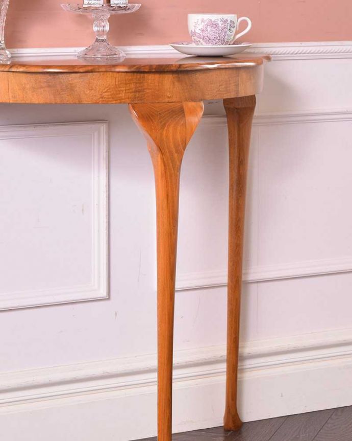アンティークのテーブル　アンティーク家具　ハーフムーン型のコンソールテーブル、ウォルナット材の英国アンティーク家具。スッキリとした長い脚が印象的実用性を求めた家具ではないので、見た目が重要。(q-1276-f)