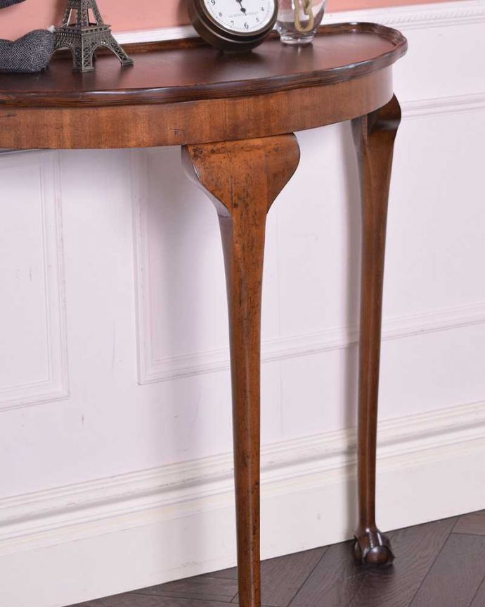 アンティークのテーブル　アンティーク家具　ワンランク上のアンティークインテリア、ハーフムーン型の美しいコンソールテーブル。美しいデザインが印象的実用性を求めない見せ場を作ってくれるコンソールは、何より見た目が重要。(q-1278-f)