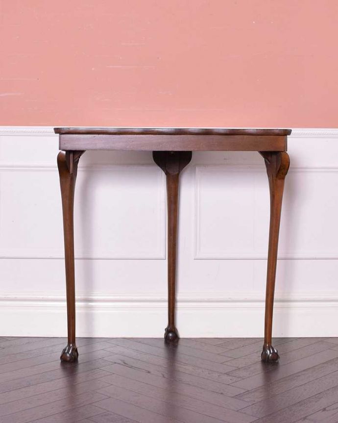 アンティークのテーブル　アンティーク家具　ワンランク上のアンティークインテリア、ハーフムーン型の美しいコンソールテーブル。後ろ姿にも自信があります。(q-1278-f)