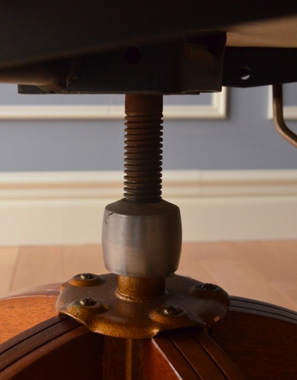 サロンチェア　アンティーク チェア　英国アンティークの回転椅子、チェスターフィールドのオフィスチェア（リボルビングチェア）。脚元に金具が付いています。(q-128-c)