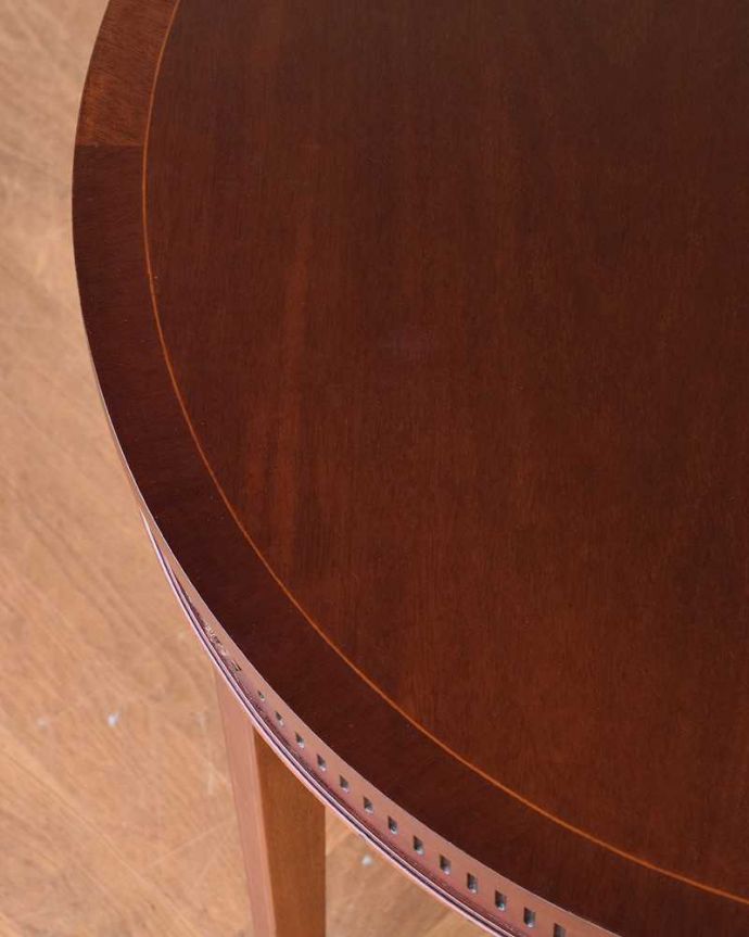 アンティークのテーブル　アンティーク家具　空間を彩るハーフムーンのアンティーク家具、引き出し付きのコンソールテーブル。修復には自信がありますHandleでは専門の職人が修復する際、古い塗装を剥離してキレイにお直ししています。(q-1280-f)